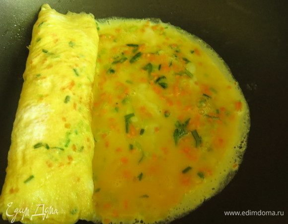 Наливаем омлет 1/4 часть от общего объема на смазанную маслом сковородку, прожариваем, сворачиваем роллом, еще 2–3 раза доливаем и сворачиваем. На этом этапе важно не порвать омлет, аккуратно свернуть, с гибкой лопаткой это легко получится, и вы не обожжете пальцы. Пару ложек яичной массы не используем.