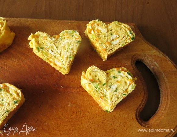 Теперь каждый кусочек нарезаем по диагонали, чуть отступив от края. В зависимости от угла нарезки получаются разные сердечки, более острые или более широкие. Переворачиваем одну половинку на 180 градусов и соединяем сердца.