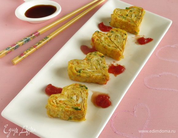 Кладем половинку в яичную массу или наливаем на каждое сердце по половинке чайной ложки оставшихся яиц с овощами, кладем на сковородку схватиться. Сердца-половинки «связаны», их ничего не разъединит, подаем с соусом томатным или соевым соусом. Приятного!