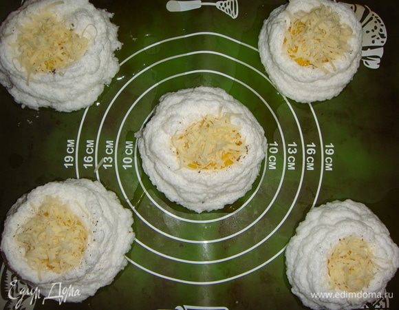 Посыпать натертым сыром и поставить в разогретую до 150°С духовку на 15–20 минут.