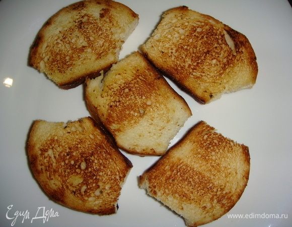 Батон обжарить с двух сторон на сливочном масле.