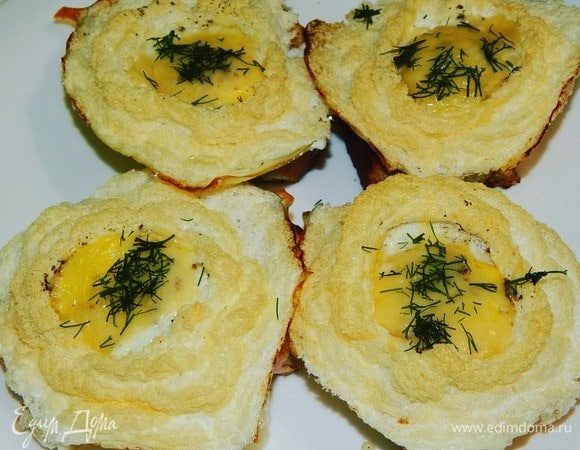 Яйца «Орсини» аккуратно переложить на гренки, посыпать рубленой зеленью и подавать к столу.
