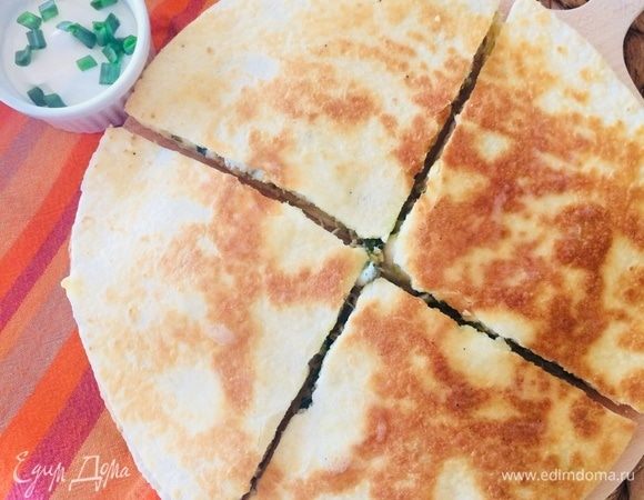 Готовую кесадилью сразу же нарезать и подавать.