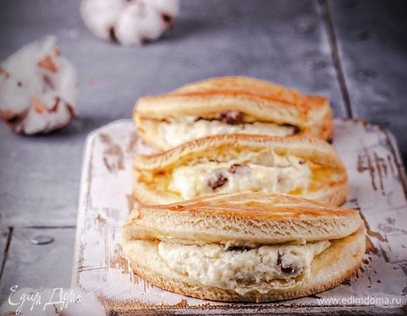 Из данного количества ингредиентов получается 10 сочников.
Творог нужно брать традиционный, так сказать, — не рикотта, не мягкий творожок. Плотный пастообразный творог любой жирности, желательно 5–9%.