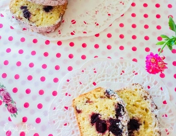 Готовый кекс достать из формы и остудить на решетке. 