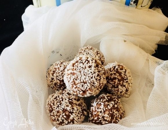 Готовые шарики отправить в холодильник на 1–2 часа.