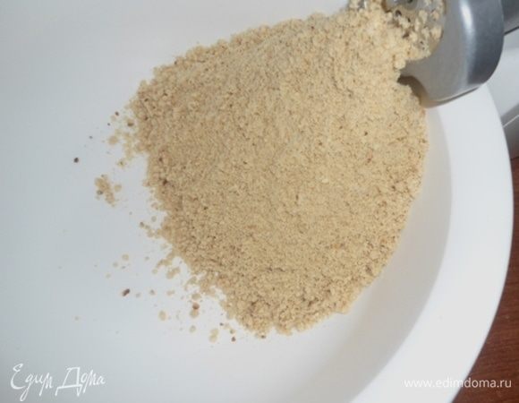 Печенье и орешки измельчить в мясорубке. Тут возможны варианты: половину измельчить мелко, половину покрошить руками. Или пропустить через крупную решетку мясорубки. Печенье я беру обычно «земляничное» или «топленое молоко».