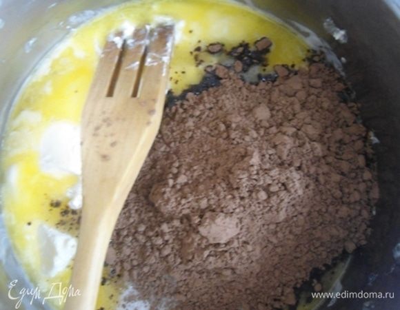 Маргарин растопить в кастрюльке на среднем огне. Добавить сахар и какао, перемешать. Как только появились первые пузырьки, убрать с плиты.