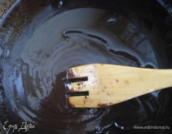 Добавить сгущенку и хорошо размешать. Иногда маргарин начинает расслаиваться, это не страшно, на вкус не влияет.