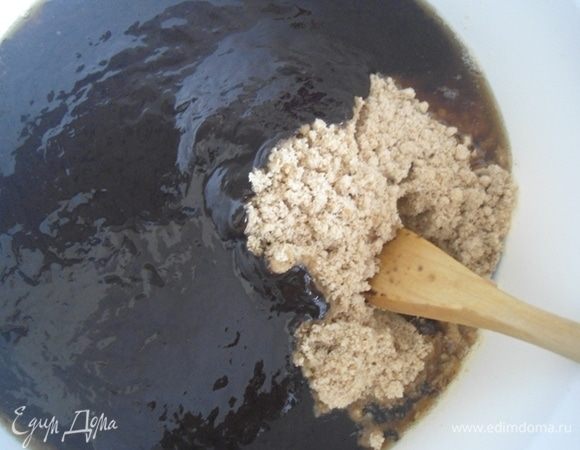 Влить шоколадную смесь к печенью и перемешать.