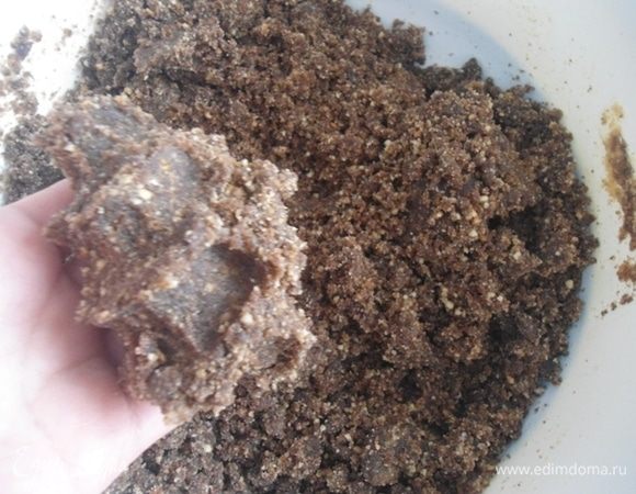 Получается такая влажная крошка. Но она хорошо держит форму, если сжать в руках не рассыпается. 