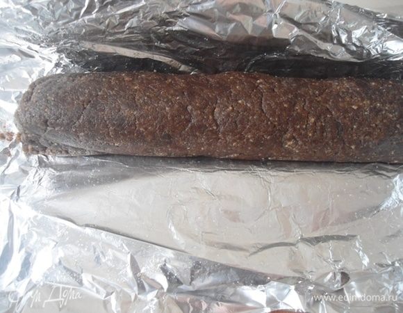 На фольгу (или пищевую пленку) поместить часть заготовки и сформировать колбаску.