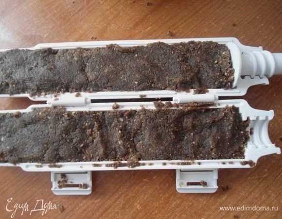 А можно воспользоваться вот такой машинкой для суши от компании Izidri. Эта вещица хороша не только для приготовления роллов, но и для десертов. 