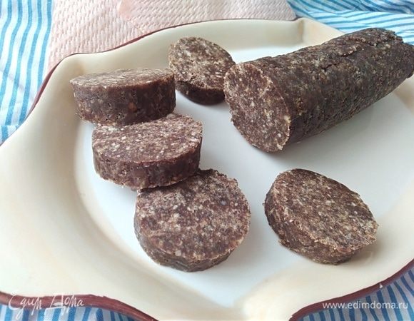 Нарезать шоколадную колбаску на шайбочки и наслаждаться! Но помнить, что эта сладость все-таки очень калорийная. 