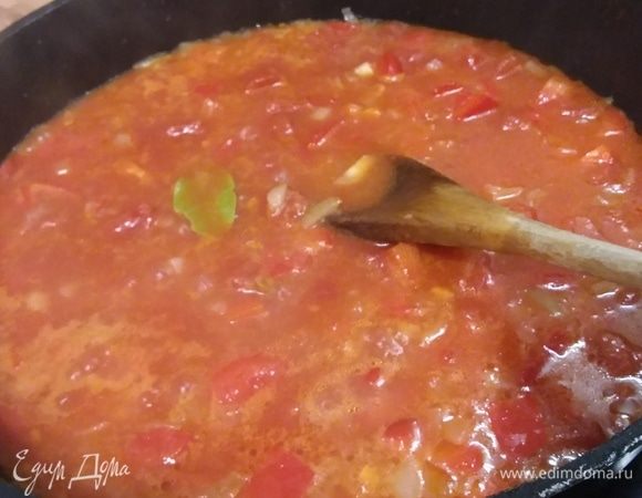 Для суго очистить лук, чеснок и мелко порубить. Разогреть оливковое масло и пассеровать лук с чесноком до прозрачности. Приблизительно 1/3 лука с чесноком отложить в сторону, это нам понадобится для фарша. В сковороду добавить сахар и томатную пасту, обжарить минутку и добавить помидоры в собственном соку, предварительно их измельчив. Поперчить и добавить орегано и лавровый лист. Тушить на медленном огне в течение приблизительно 20–30 минут (по необходимости можно добавить чуть бульона или воды). В конце тушения посолить.