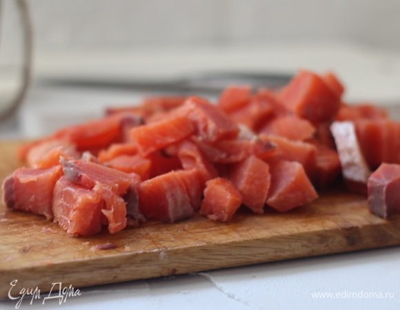 Нарезать ломтиками филе. 