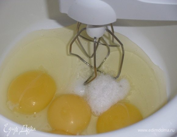 Подготавливаем продукты. В чашу миксера выкладываем 2 куриных яйца и 2 желтка. Добавляем соль.