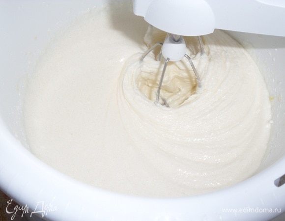 Взбиваем массу.