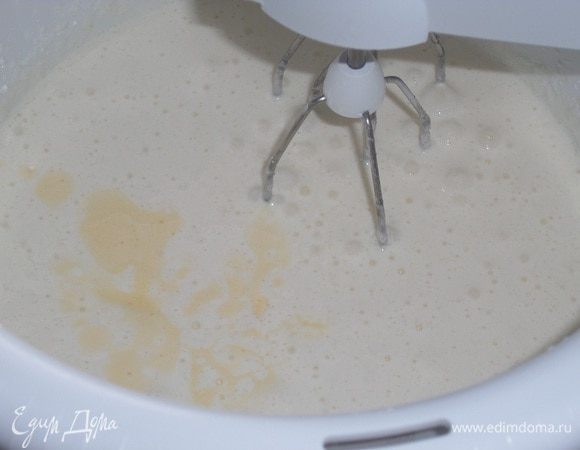 Добавляем растительное и растопленное остуженное сливочное масло. Взбиваем до однородности. 