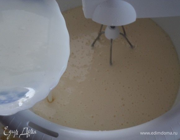 Добавляем кефир. 