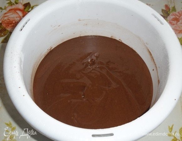 Аккуратно перемешиваем массу ложкой.