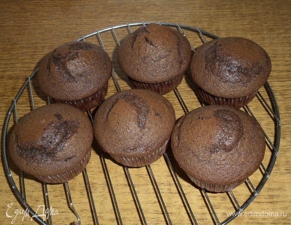 Остужаем кексы на решетке.