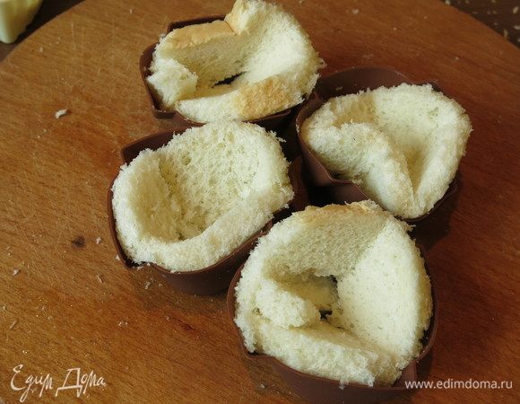 Вкладываем хлеб в виде корзиночек в формы и сушим при 200°С 20–30 минут.