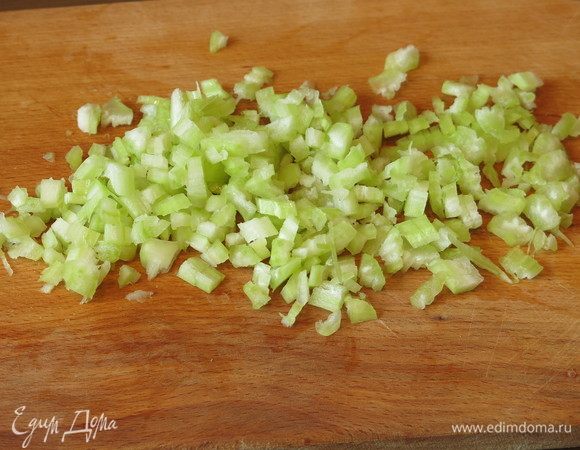 Нарезаем сельдерей мелко.