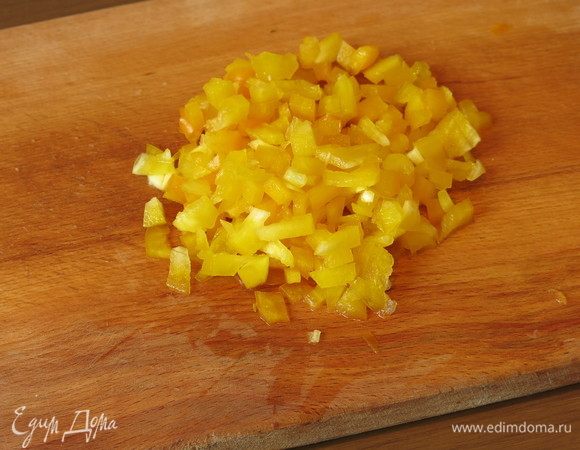 Нарезаем сладкий перец.