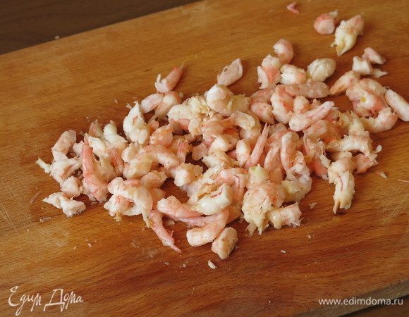 Нарезаем креветки очищенные.