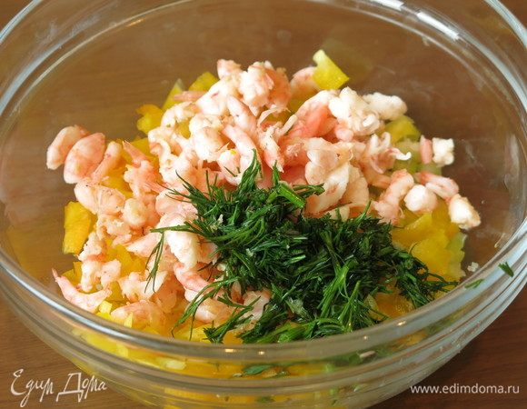 Нарезаем зелень и соединяем все компоненты.