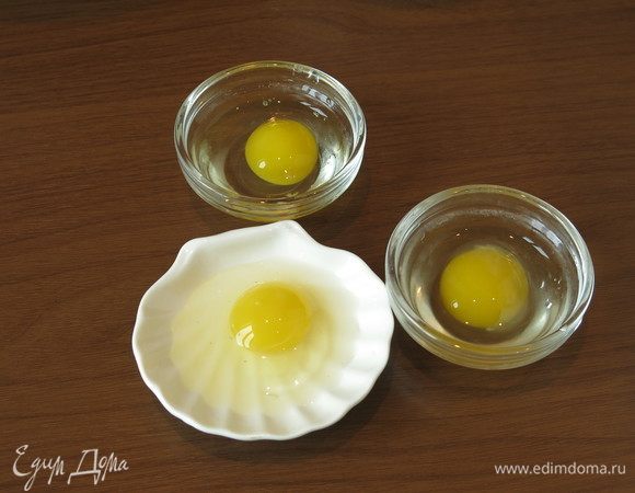 Готовим пашот. Если нет специального прибора, то воспользуемся подручными средствами, в отдельные емкости разбиваем перепелиные яйца.