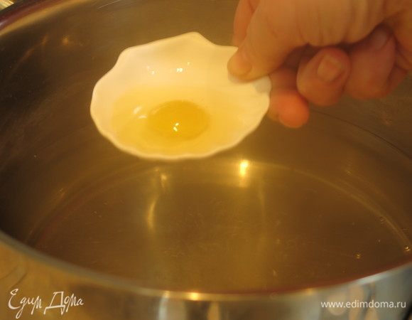 Ставим воду кипятить, добавляем ложку чайную соли и две столовые ложки уксуса. Уменьшаем огонь, чтобы вода бурно не кипела, подносим блюдце с яйцом к поверхности воды и быстро выливаем в воду, варим 2 минуты. Рекомендую варить порциями. 