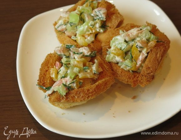 Выкладываем салат в тарталетки.