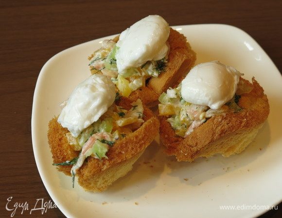 Сверху кладем яйцо, посыпаем зеленью.