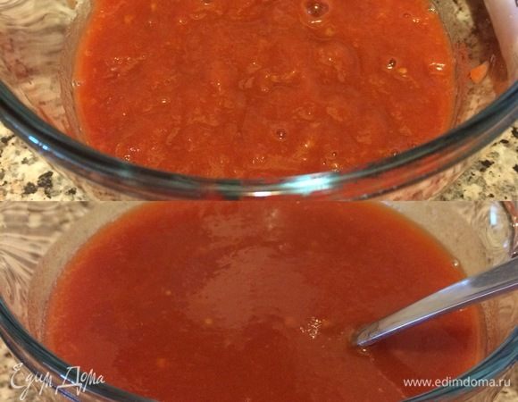 Помидоры в собственном соку пюрировать блендером, добавить пассату, бульон и перемешать. 