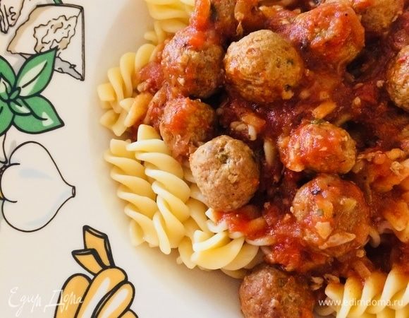 Подаем с макаронами и обильно поливаем соусом.