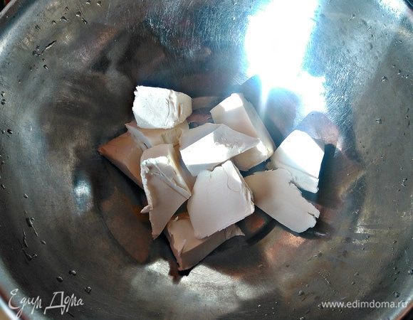 Маргарин и сметану перемешать до однородной массы.