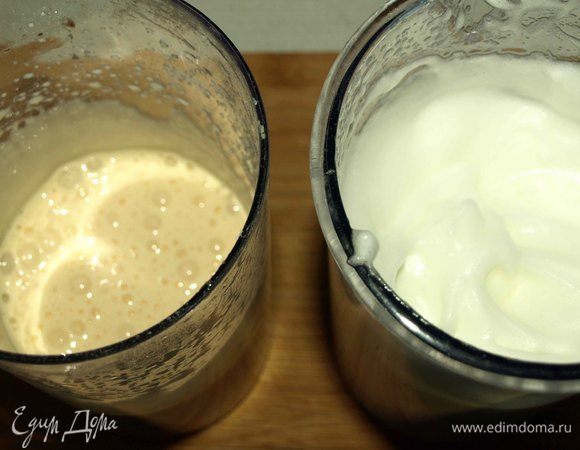 Отделить желтки от белков. Белки взбить со щепоткой соли до мягких пиков. Желтки взбить с двумя столовыми ложками сахарной пудры до кремообразного состояния.