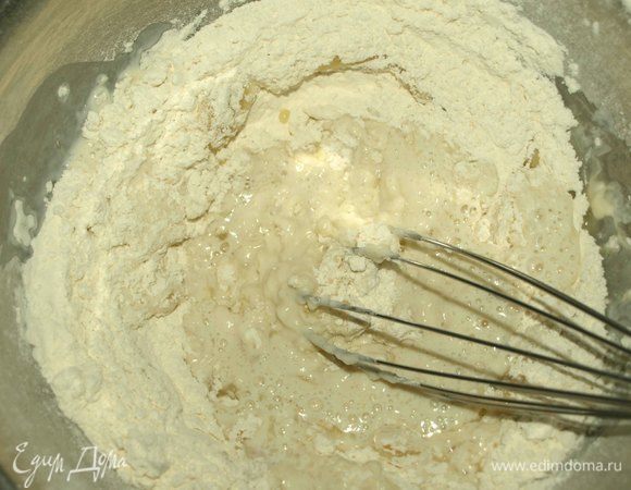 Муку просеять, добавить щепотку соды, растительное масло. Добавить 150 мл молоко и перемешать.