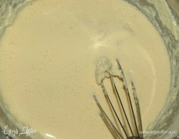 Добавить остальные 150 мл молока и хорошо перемешать тесто.