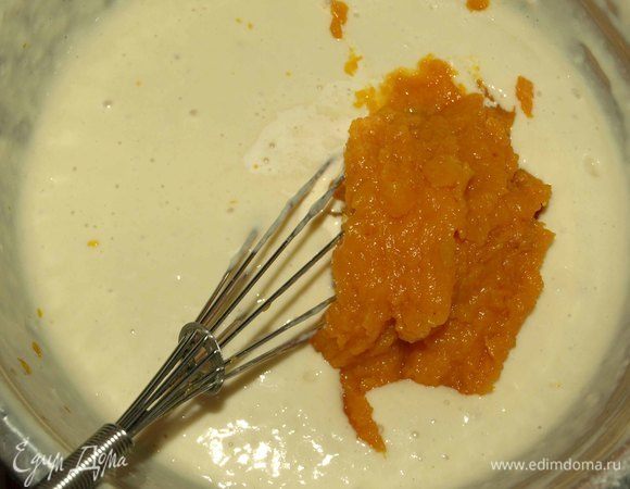 Добавить тыквенное пюре. Все хорошо перемешать.