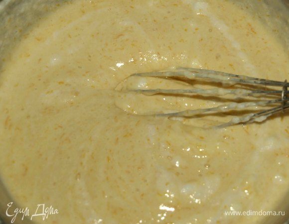 И осторожно снизу вверх соединяем белки с тестом. Готовое тесто можно выпекать сразу. А можно дать постоять 15 минут, чтобы тесто отдохнуло.