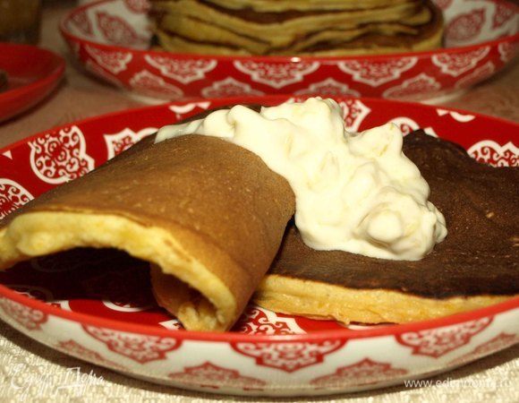 Подаем к столу. Утром хорошо сладкая добавка. Я взбила маскарпоне с сахарной пудрой и консервированными персиками.