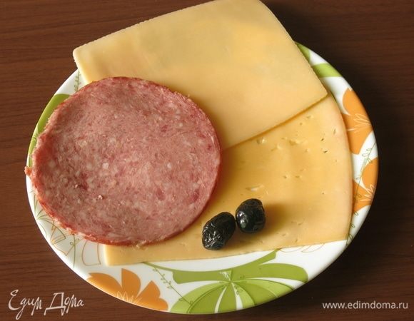 Подготовим колбасу, сыр и оливки и трубочку для коктейля.