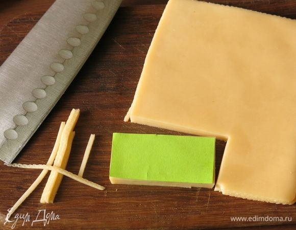 Делаем из бумаги шаблон и нарезаем сыр и колбасу.