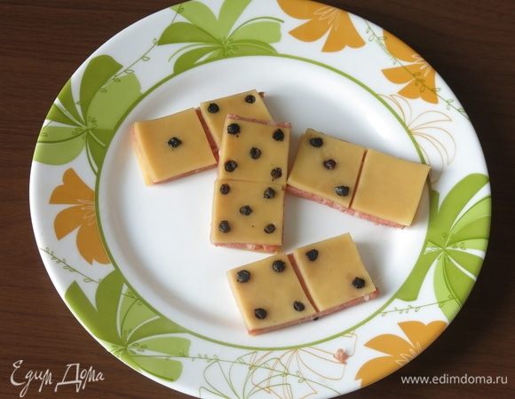 Вставляем в кусочки сыра маслины. 