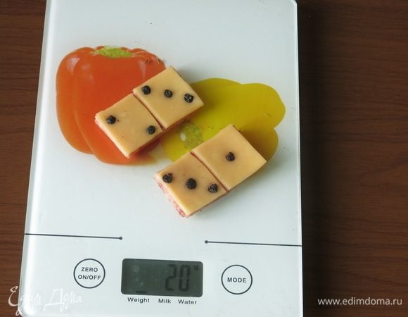 «Домино» можно положить на хлебцы ржаные. Канапе получаются маленькими, придется повозиться с полным комплектом, бутерброды «улетают» один за другим. Приятного!