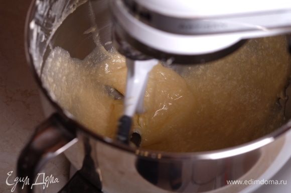 В отдельной емкости соединить яйца, сахар и сметану — взбить и полученную смесь частями влить во взбивающееся масло.
