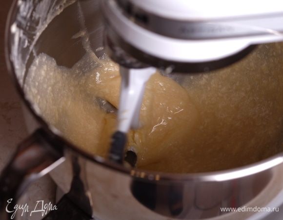 В отдельной емкости соединить яйца, сахар и сметану — взбить и полученную смесь частями влить во взбивающееся масло.